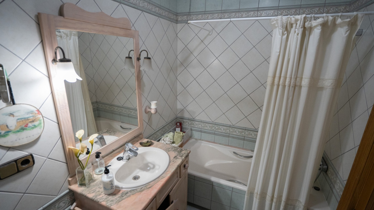 For sale - 3 Bedroom 2 Bathroom Apartment - Ground Floor Apartment in Torrevieja - Torrevieja Centro  - Alicante