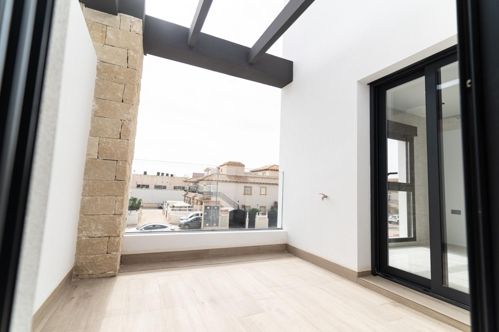 For sale - 4 Bedroom 3 Bathroom Villa in Orihuela Costa - Punta Prima  - Alicante