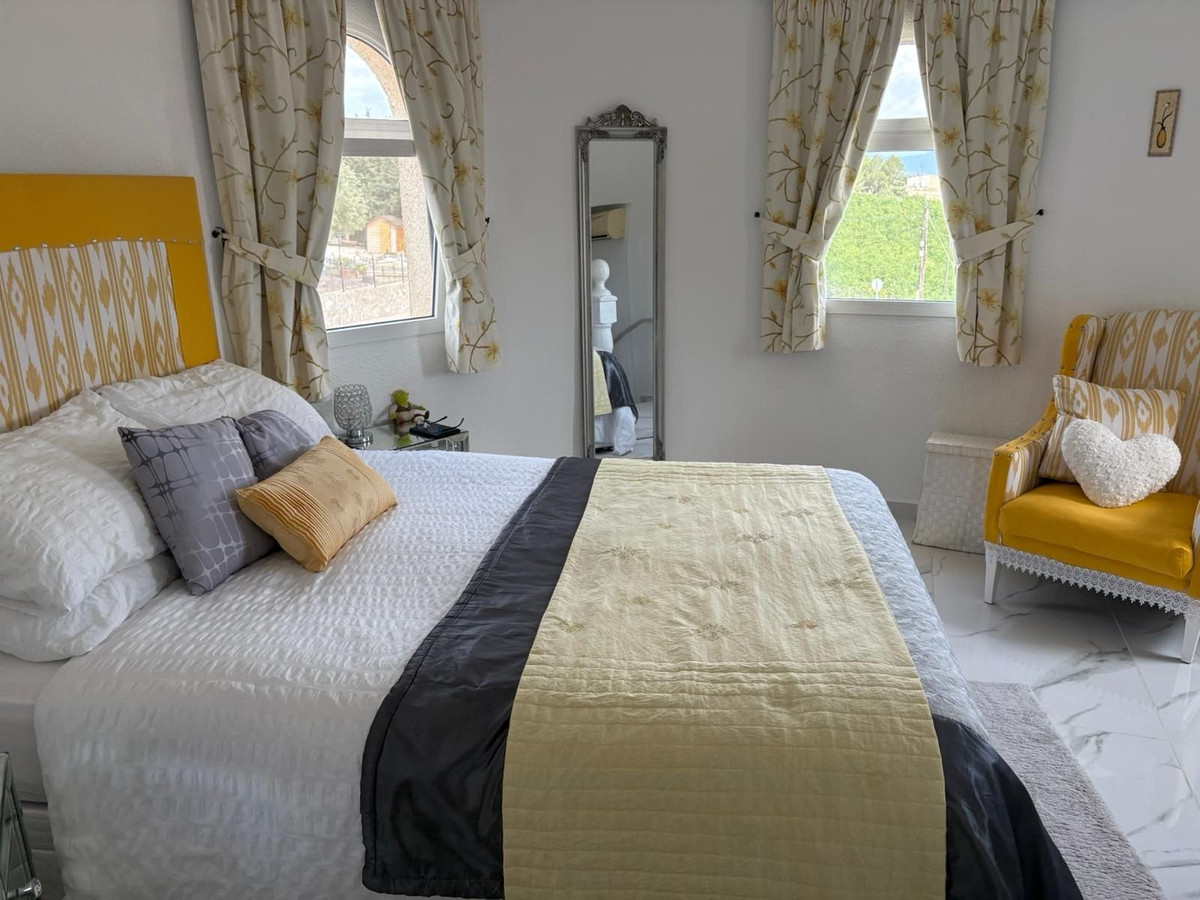 For sale - 5 Bedroom 4 Bathroom House - Detached Villa in Algorfa - Algorfa Centro  - Alicante