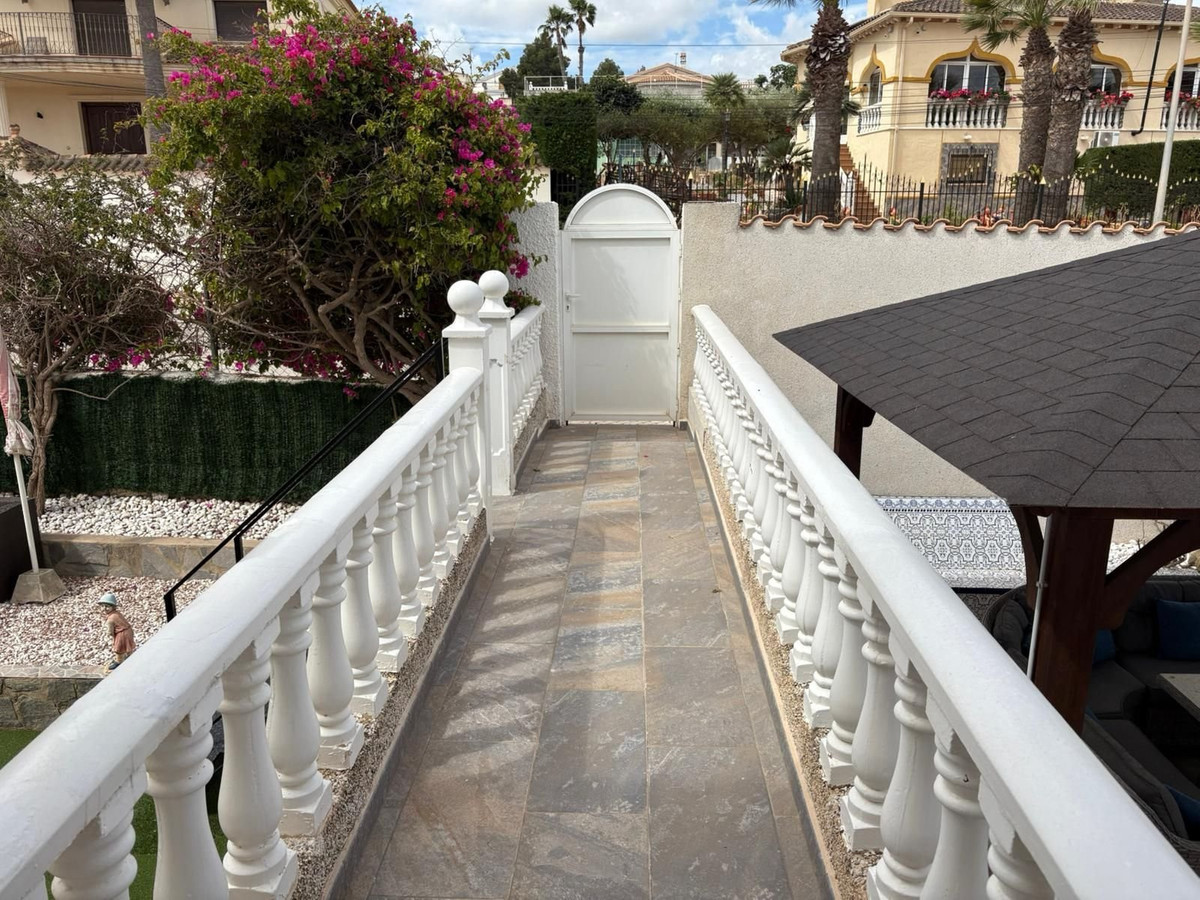 For sale - 5 Bedroom 4 Bathroom House - Detached Villa in Algorfa - Algorfa Centro  - Alicante