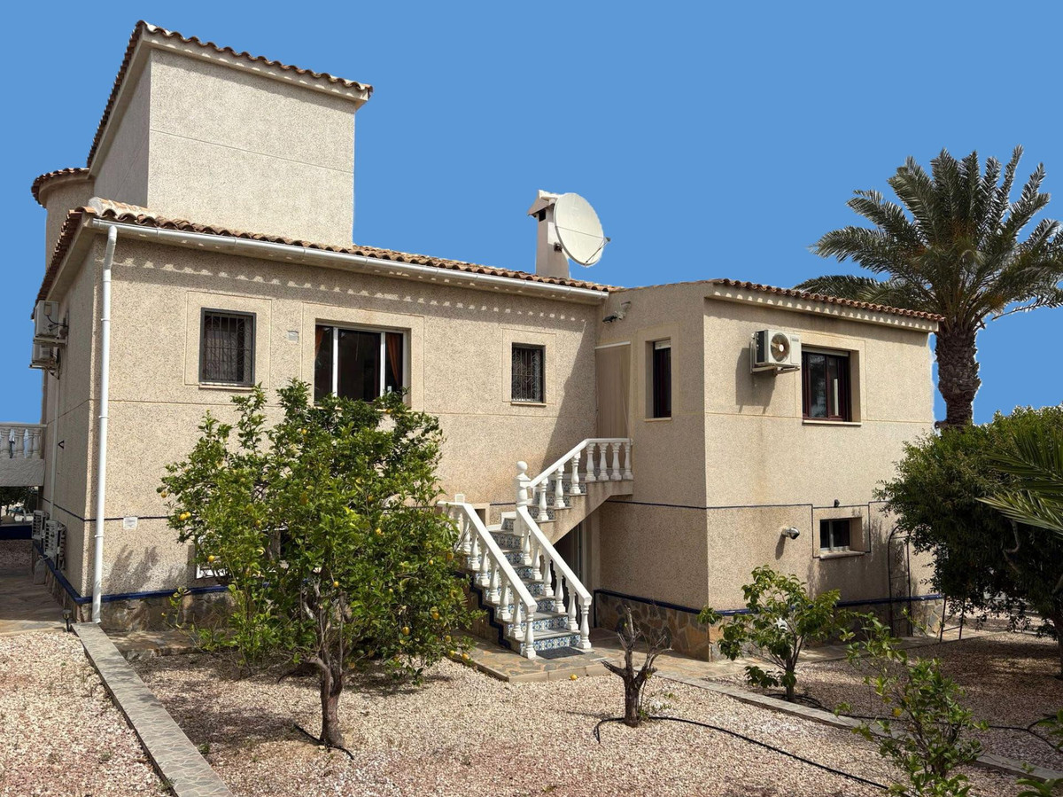 For sale - 5 Bedroom 4 Bathroom House - Detached Villa in Almoradi - Almoradi Centro  - Alicante