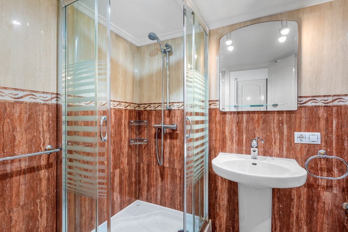 For sale - 7 Bedroom 6 Bathroom House - Detached Villa in Rojales - Ciudad Quesada  - Alicante