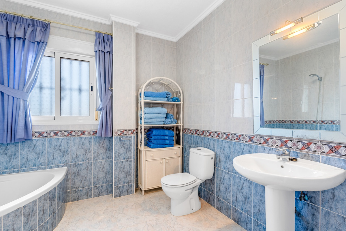 For sale - 7 Bedroom 6 Bathroom House - Detached Villa in Rojales - Ciudad Quesada  - Alicante