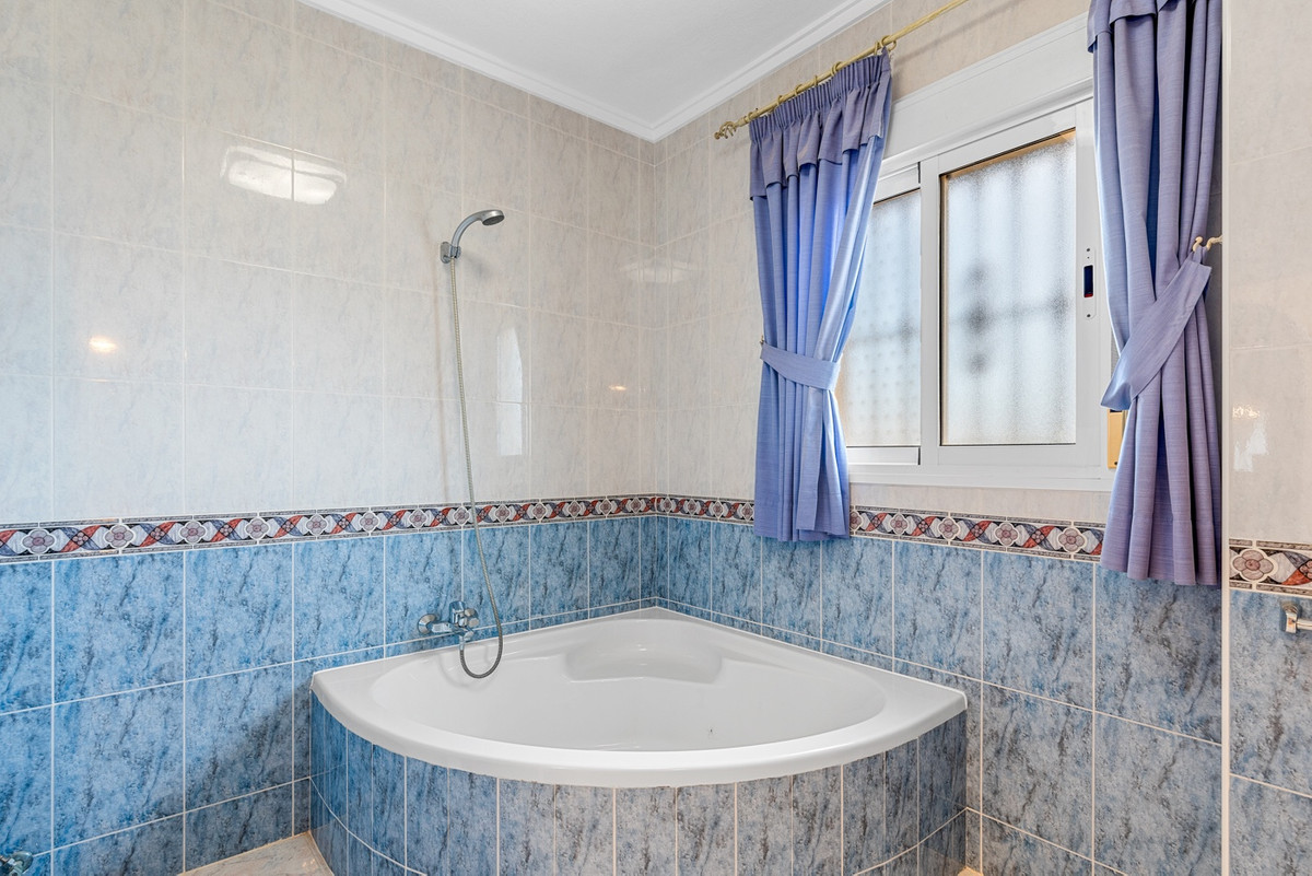 For sale - 7 Bedroom 6 Bathroom House - Detached Villa in Rojales - Ciudad Quesada  - Alicante