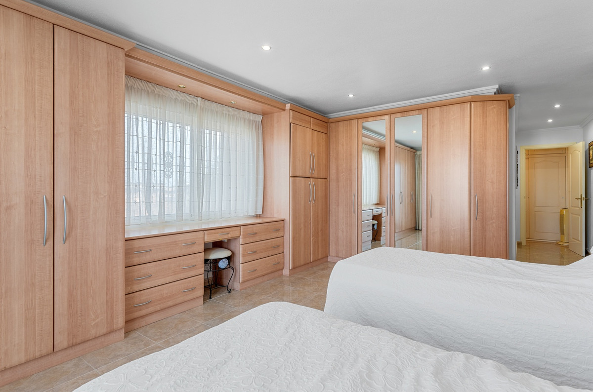 For sale - 7 Bedroom 6 Bathroom House - Detached Villa in Rojales - Ciudad Quesada  - Alicante