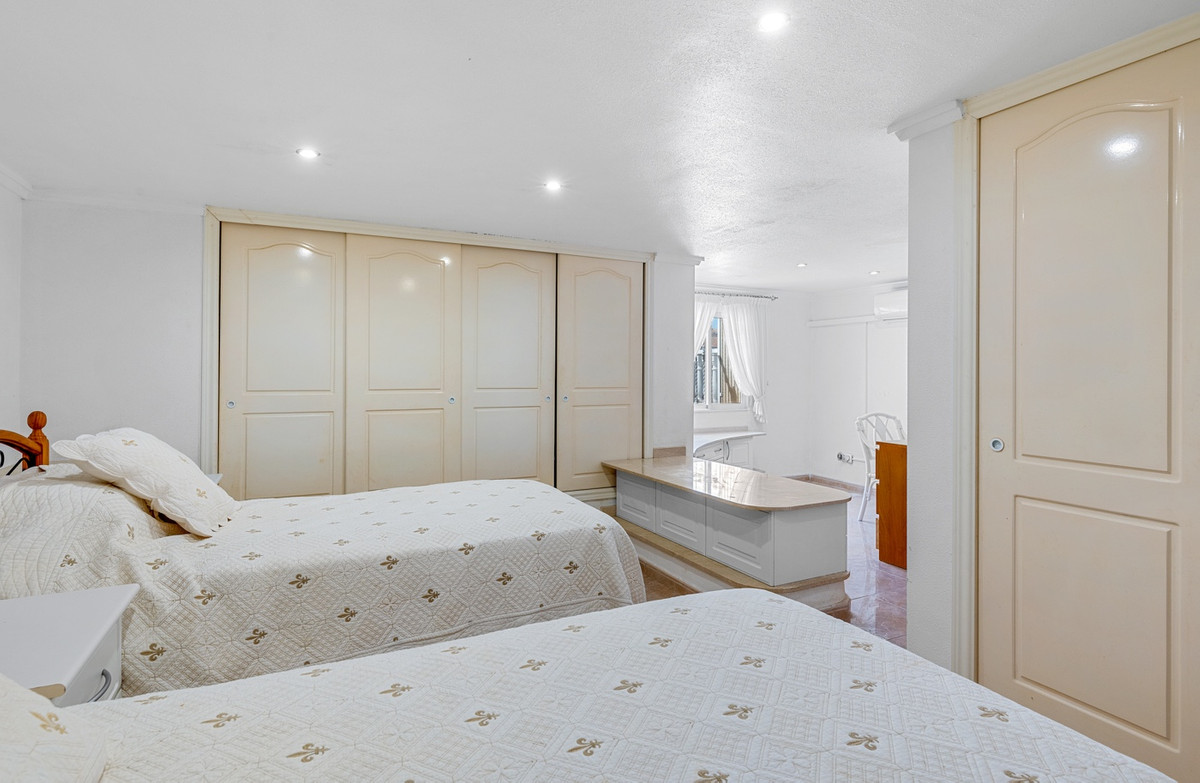 For sale - 7 Bedroom 6 Bathroom House - Detached Villa in Rojales - Ciudad Quesada  - Alicante