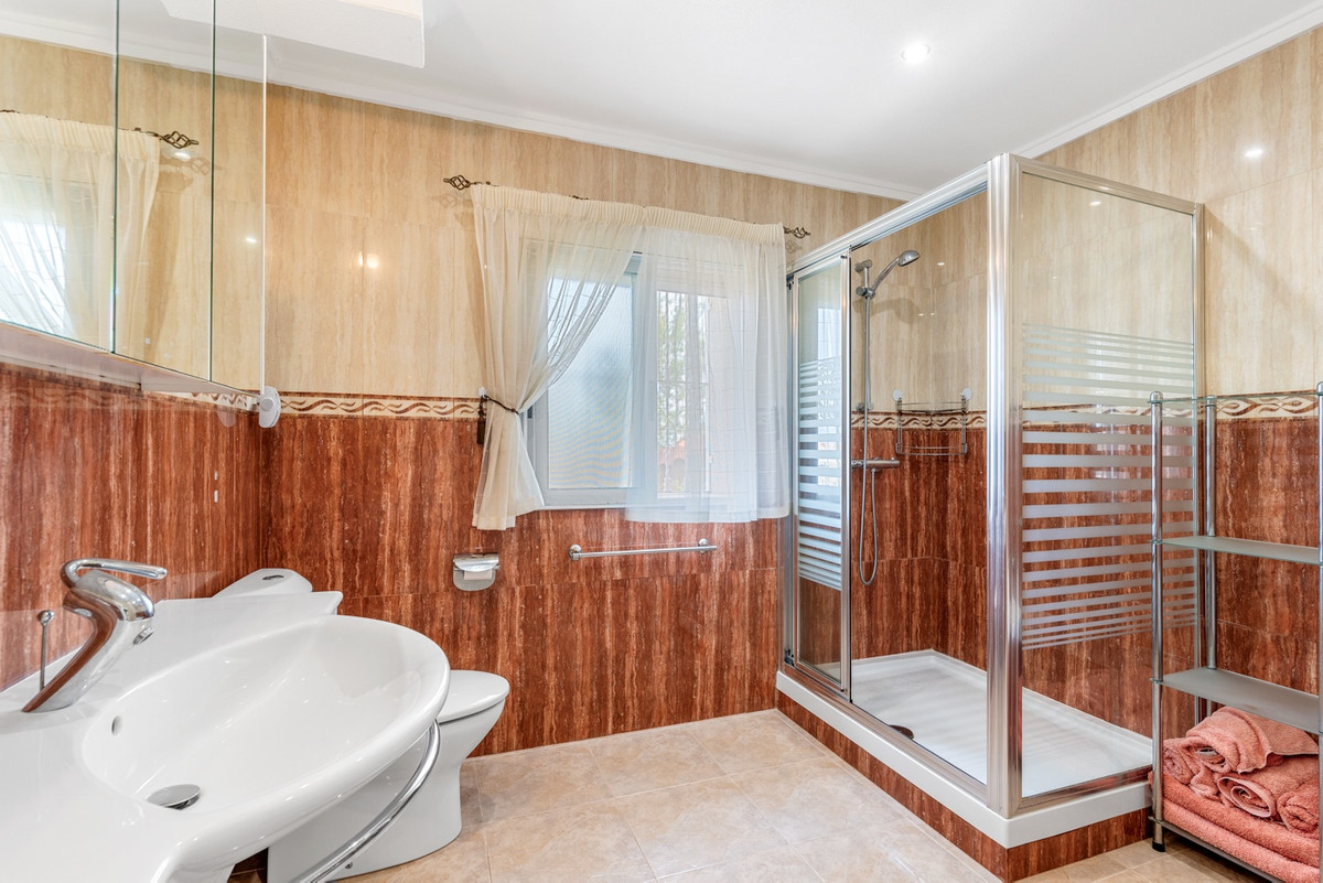 For sale - 7 Bedroom 6 Bathroom House - Detached Villa in Rojales - Ciudad Quesada  - Alicante