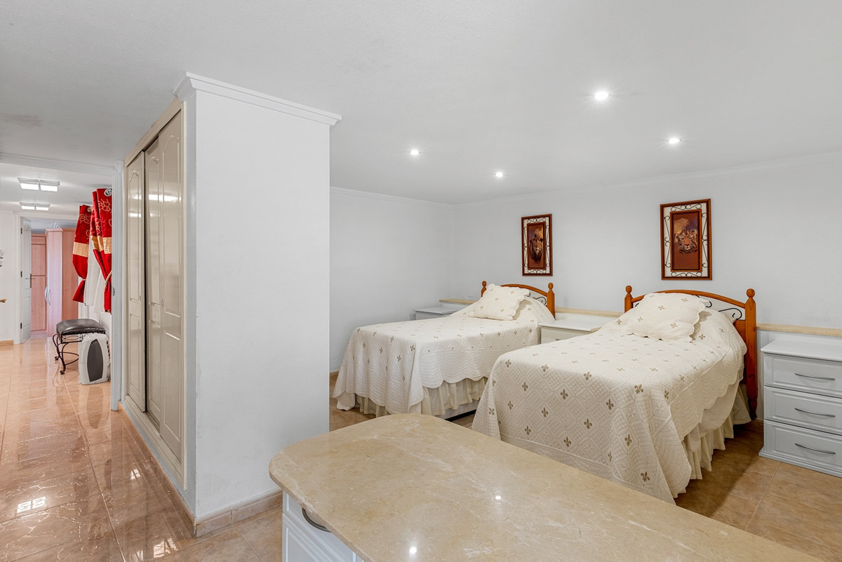 For sale - 7 Bedroom 6 Bathroom House - Detached Villa in Rojales - Ciudad Quesada  - Alicante