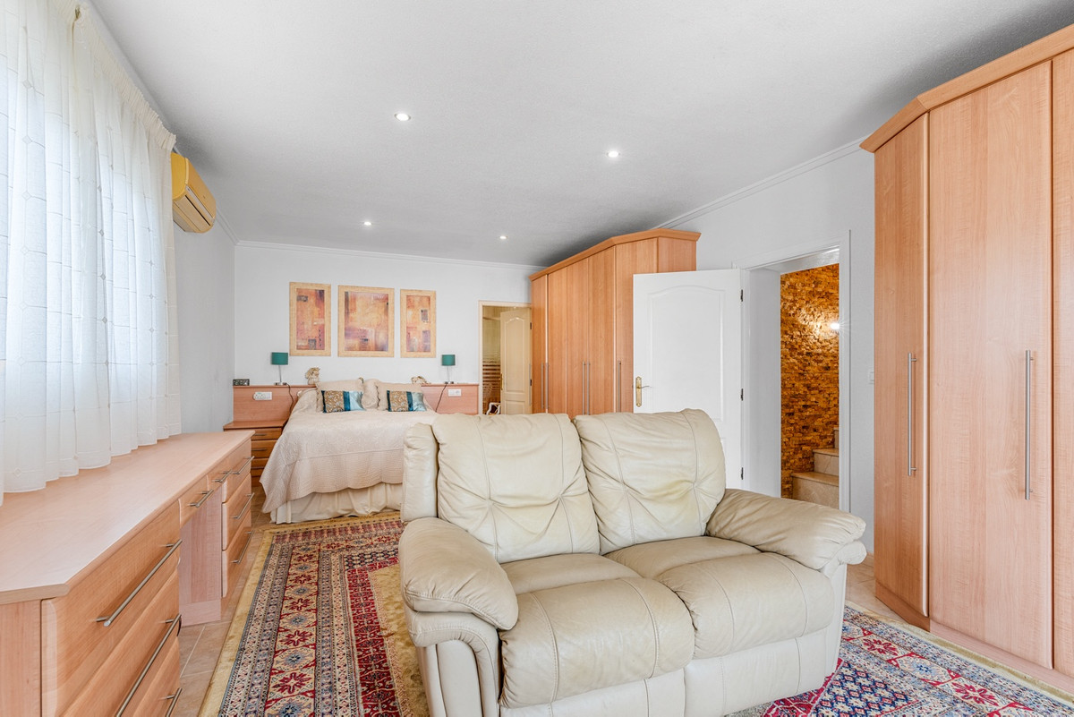 For sale - 7 Bedroom 6 Bathroom House - Detached Villa in Rojales - Ciudad Quesada  - Alicante