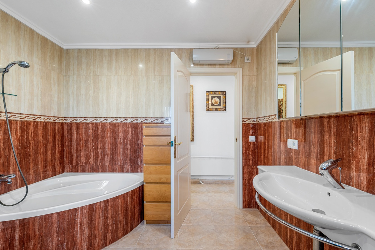 For sale - 7 Bedroom 6 Bathroom House - Detached Villa in Rojales - Ciudad Quesada  - Alicante