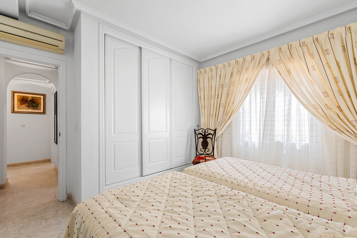 For sale - 7 Bedroom 6 Bathroom House - Detached Villa in Rojales - Ciudad Quesada  - Alicante