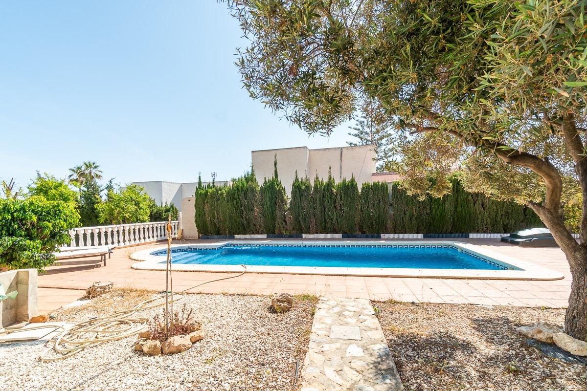 For sale - 4 Bedroom 3 Bathroom Villa in Torrevieja - Cala de cabo cervera  - Alicante
