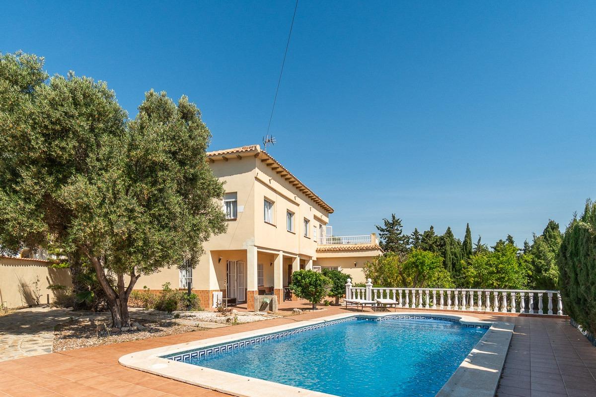 For sale - 4 Bedroom 3 Bathroom Villa in Torrevieja - Cala de cabo cervera  - Alicante
