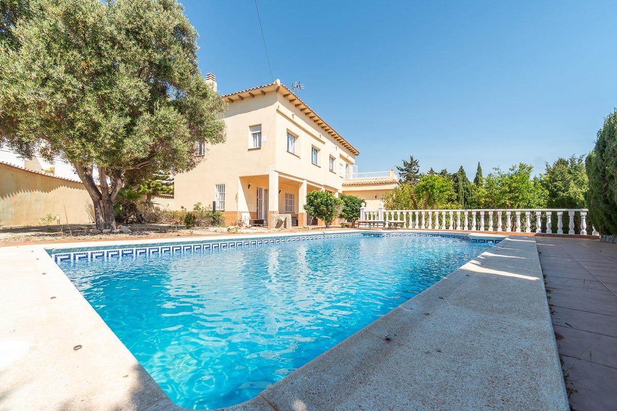 For sale - 4 Bedroom 3 Bathroom Villa in Torrevieja - Cala de cabo cervera  - Alicante