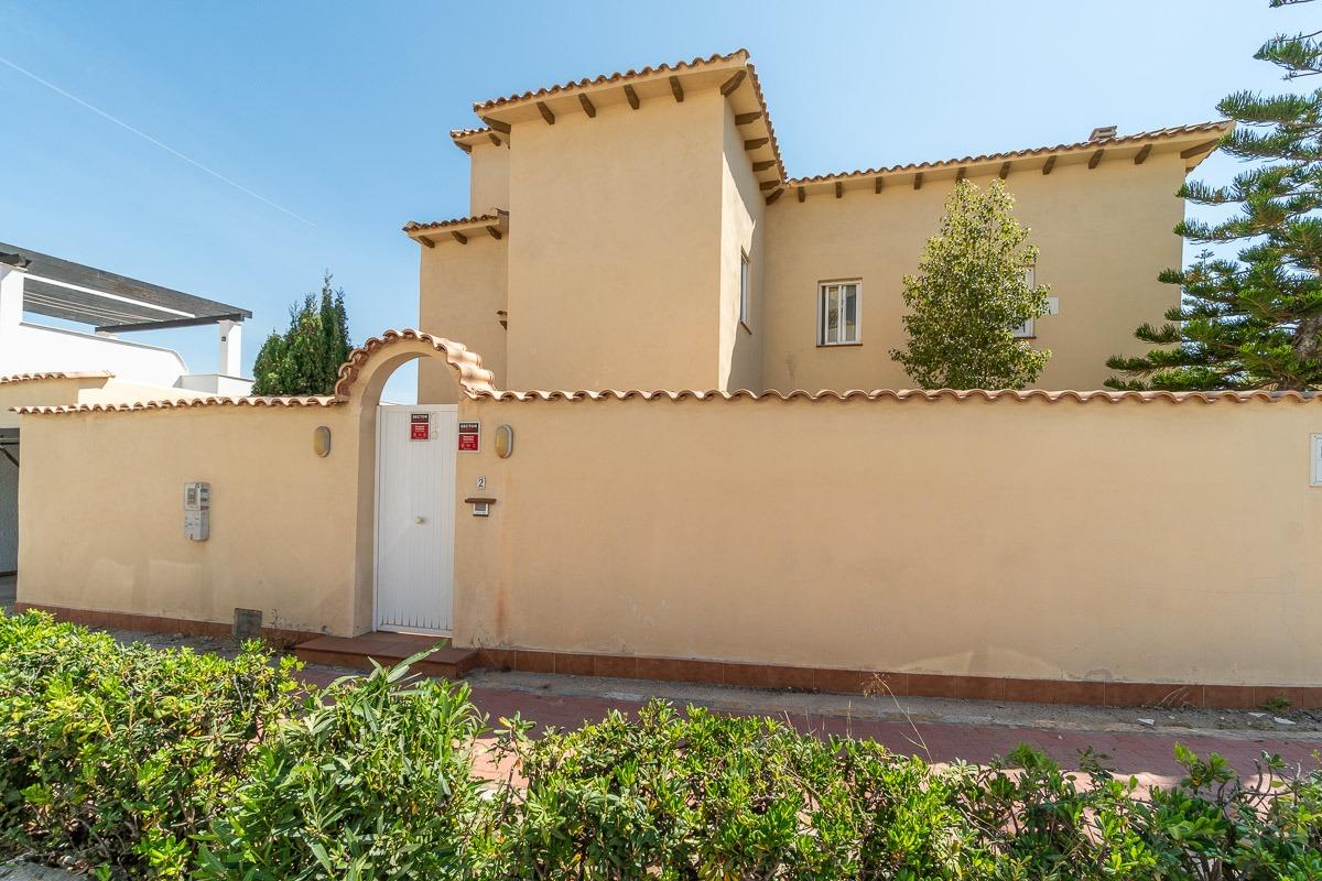For sale - 4 Bedroom 3 Bathroom Villa in Torrevieja - Cala de cabo cervera  - Alicante