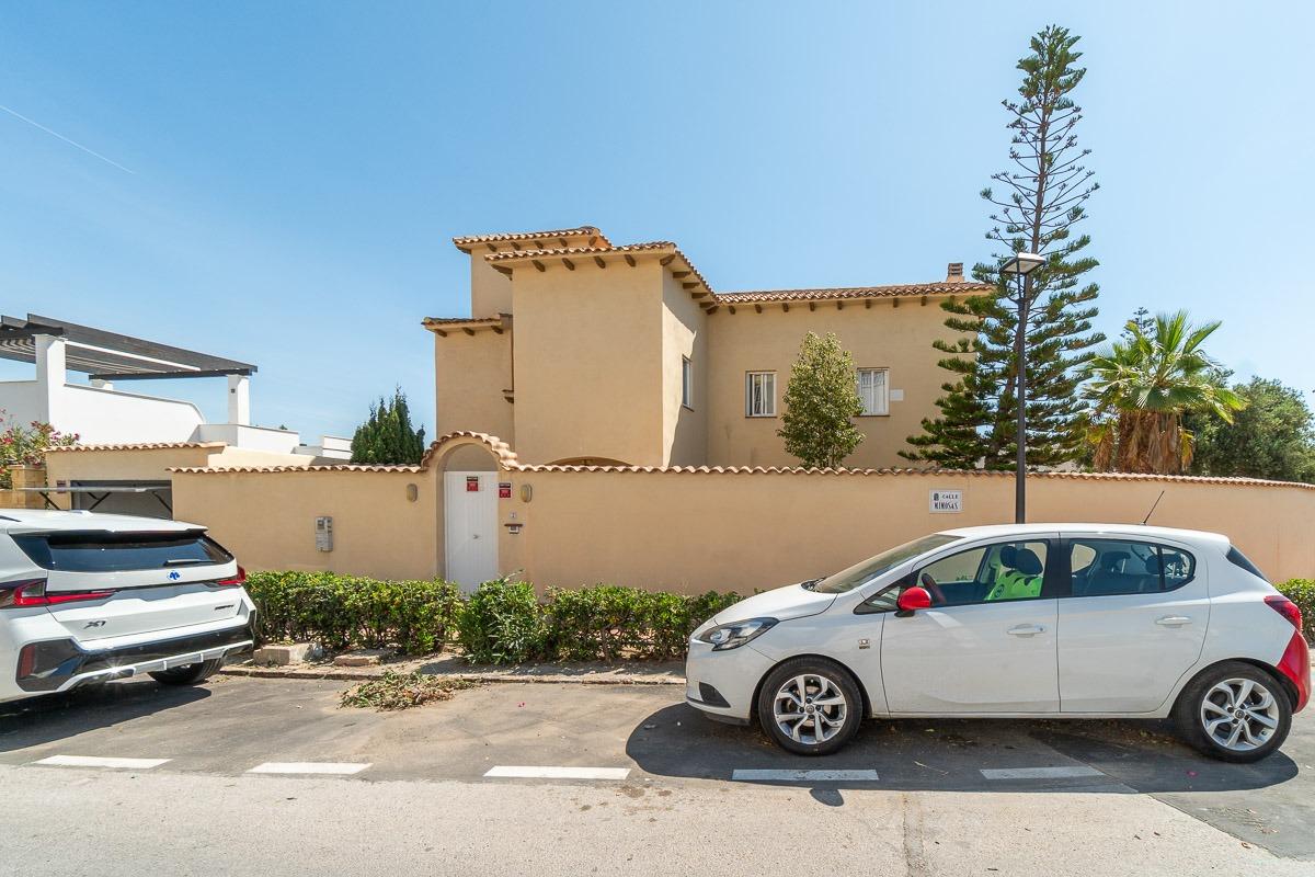For sale - 4 Bedroom 3 Bathroom Villa in Torrevieja - Cala de cabo cervera  - Alicante