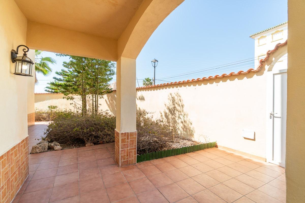 For sale - 4 Bedroom 3 Bathroom Villa in Torrevieja - Cala de cabo cervera  - Alicante