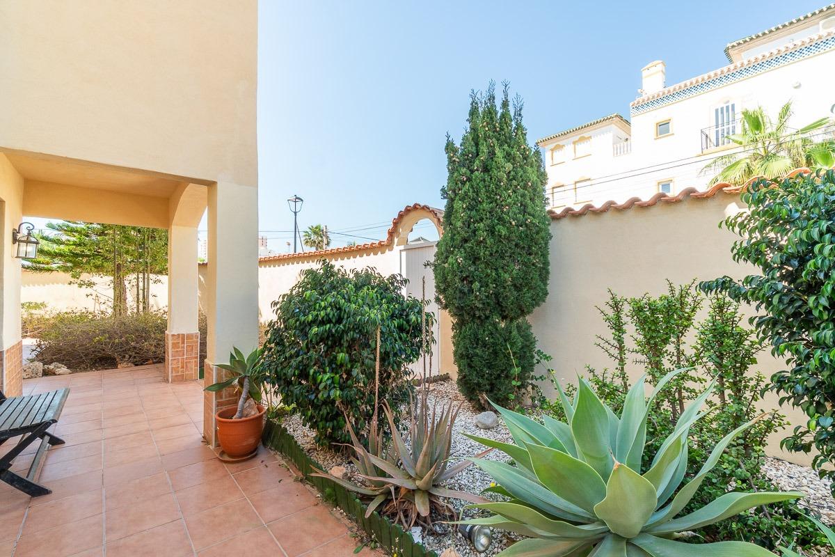 For sale - 4 Bedroom 3 Bathroom Villa in Torrevieja - Cala de cabo cervera  - Alicante