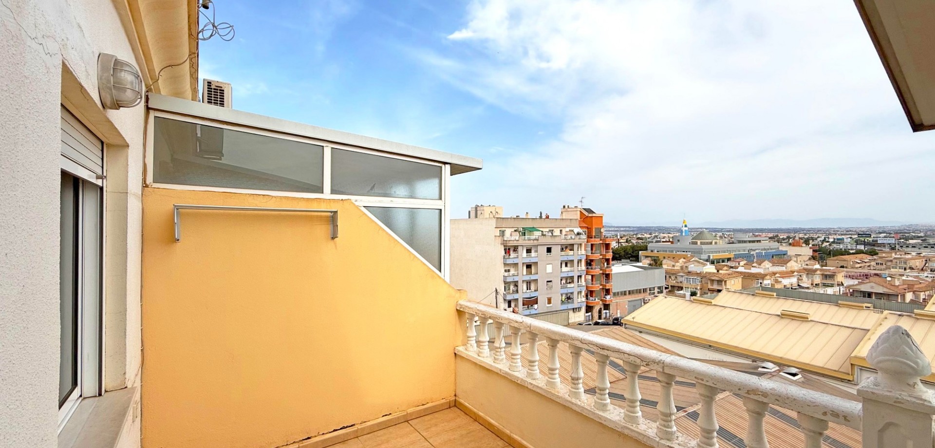 For sale - 2 Bedroom 1 Bathroom Penthouse Apartment in Torrevieja - Torrevieja  - Alicante