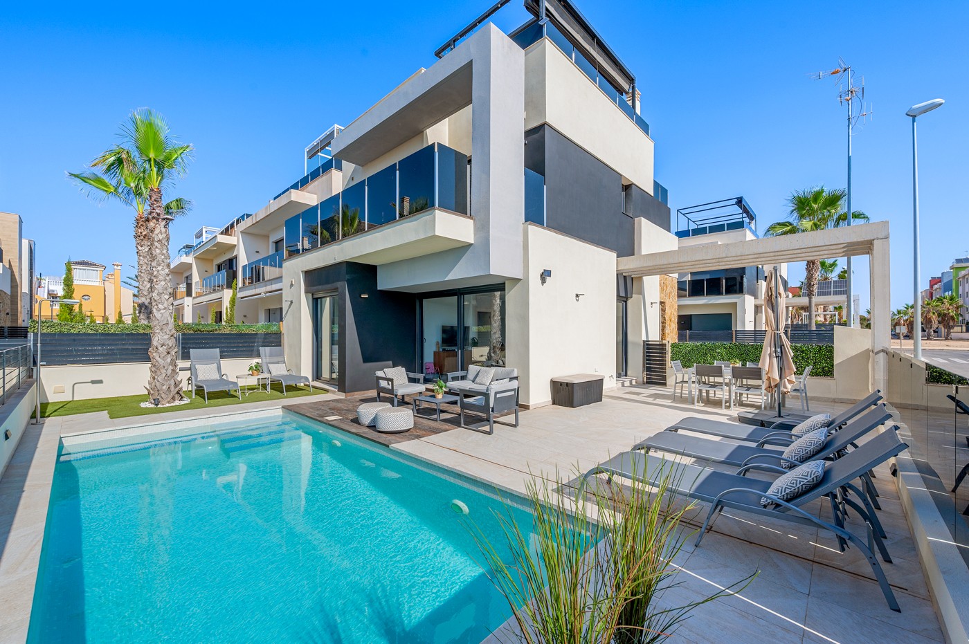 For sale - 4 Bedroom 4 Bathroom Villa in Orihuela Costa - Lomas de Cabo Roig  - Alicante