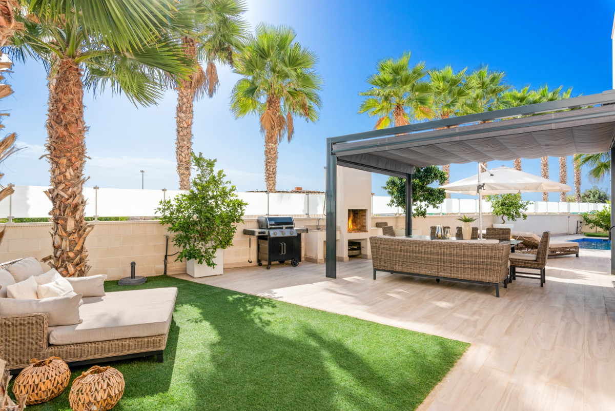 For sale - 5 Bedroom 4 Bathroom House - Detached Villa in Orihuela - Lomas de Cabo Roig  - Alicante