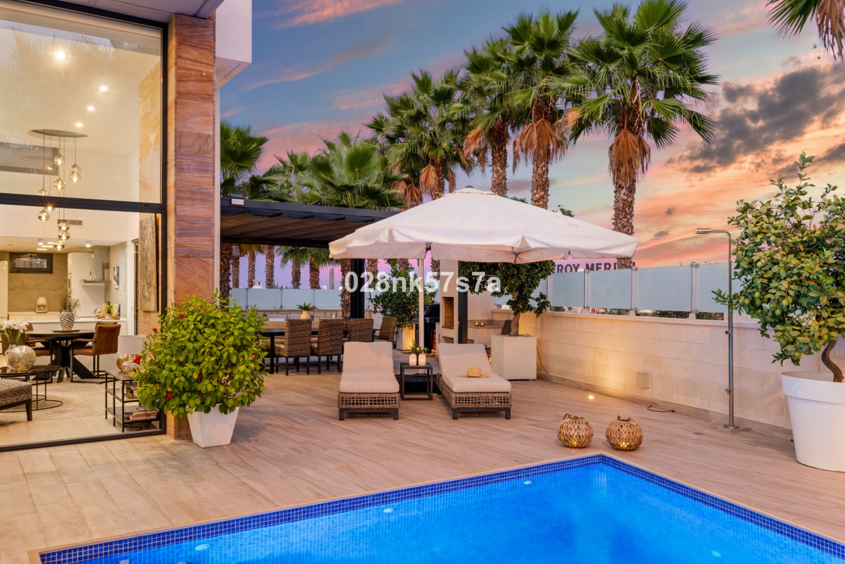 For sale - 5 Bedroom 4 Bathroom House - Detached Villa in Orihuela - Lomas de Cabo Roig  - Alicante