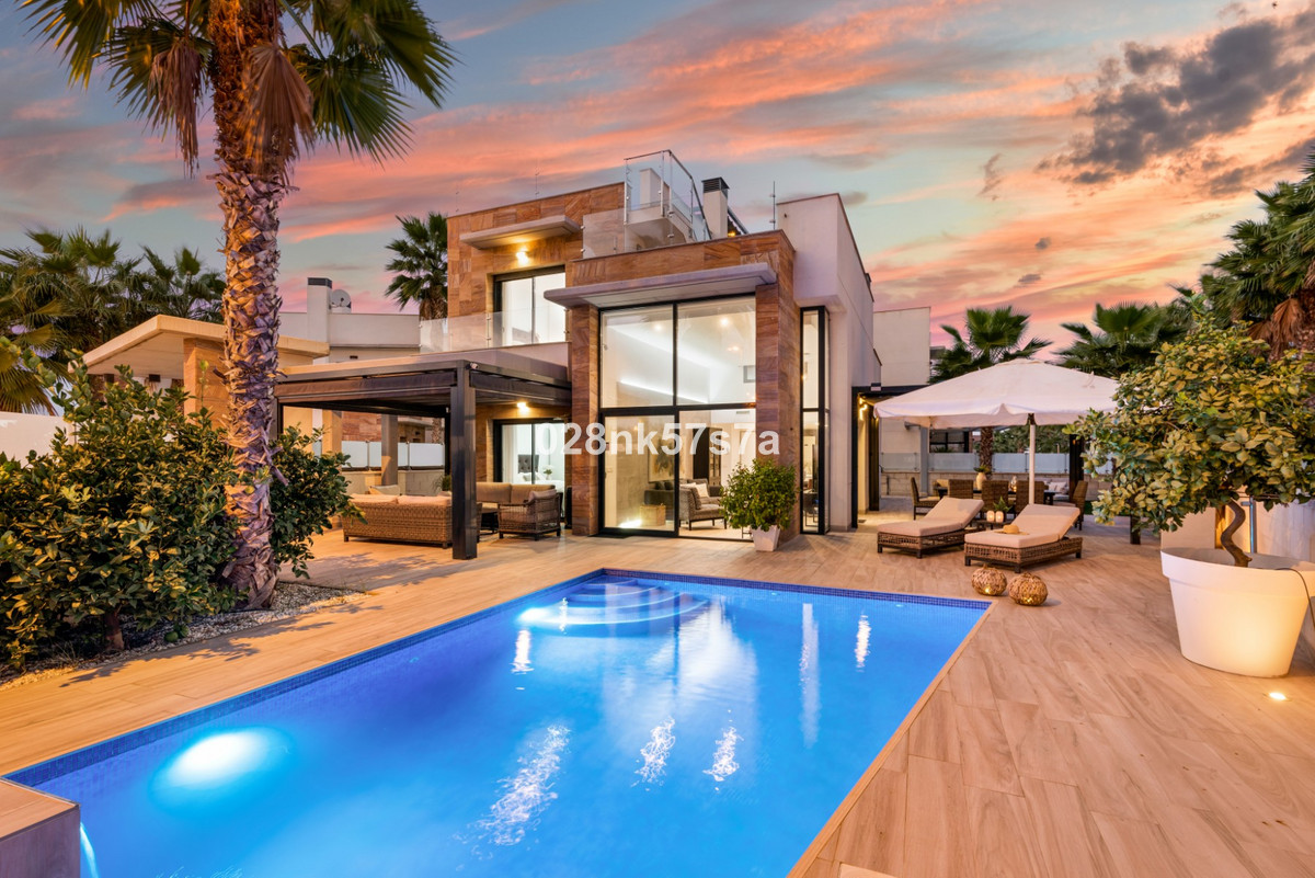 For sale - 5 Bedroom 4 Bathroom House - Detached Villa in Orihuela - Lomas de Cabo Roig  - Alicante