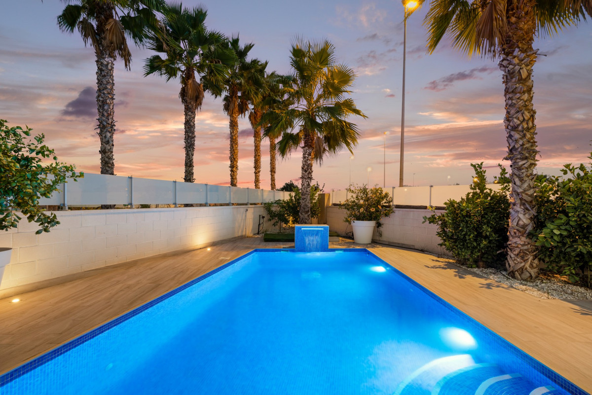 For sale - 5 Bedroom 4 Bathroom House - Detached Villa in Orihuela - Lomas de Cabo Roig  - Alicante