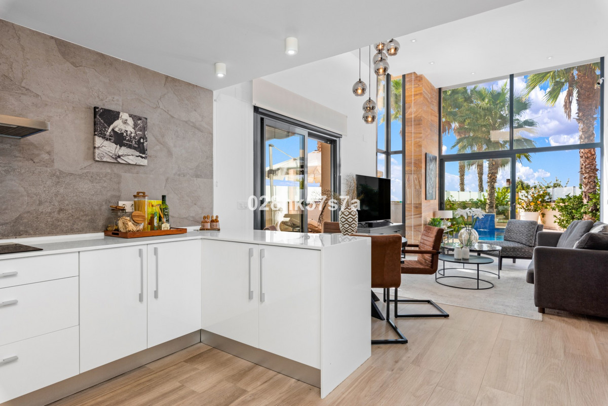 For sale - 5 Bedroom 4 Bathroom House - Detached Villa in Orihuela - Lomas de Cabo Roig  - Alicante