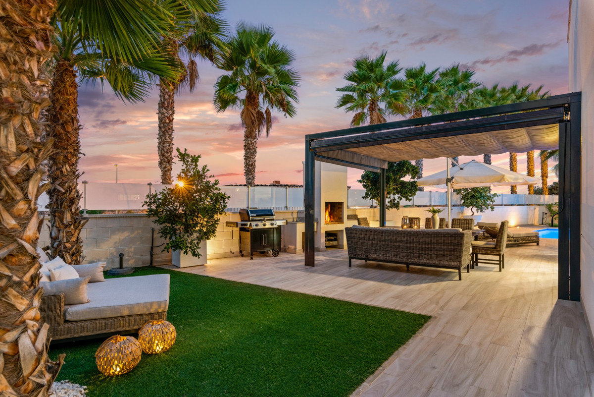 For sale - 5 Bedroom 4 Bathroom House - Detached Villa in Orihuela - Lomas de Cabo Roig  - Alicante