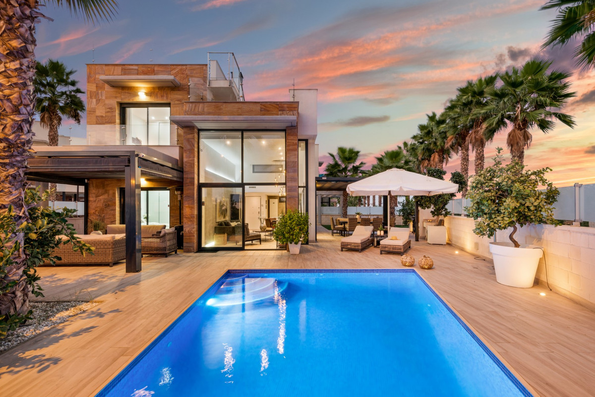 For sale - 5 Bedroom 4 Bathroom House - Detached Villa in Orihuela - Lomas de Cabo Roig  - Alicante