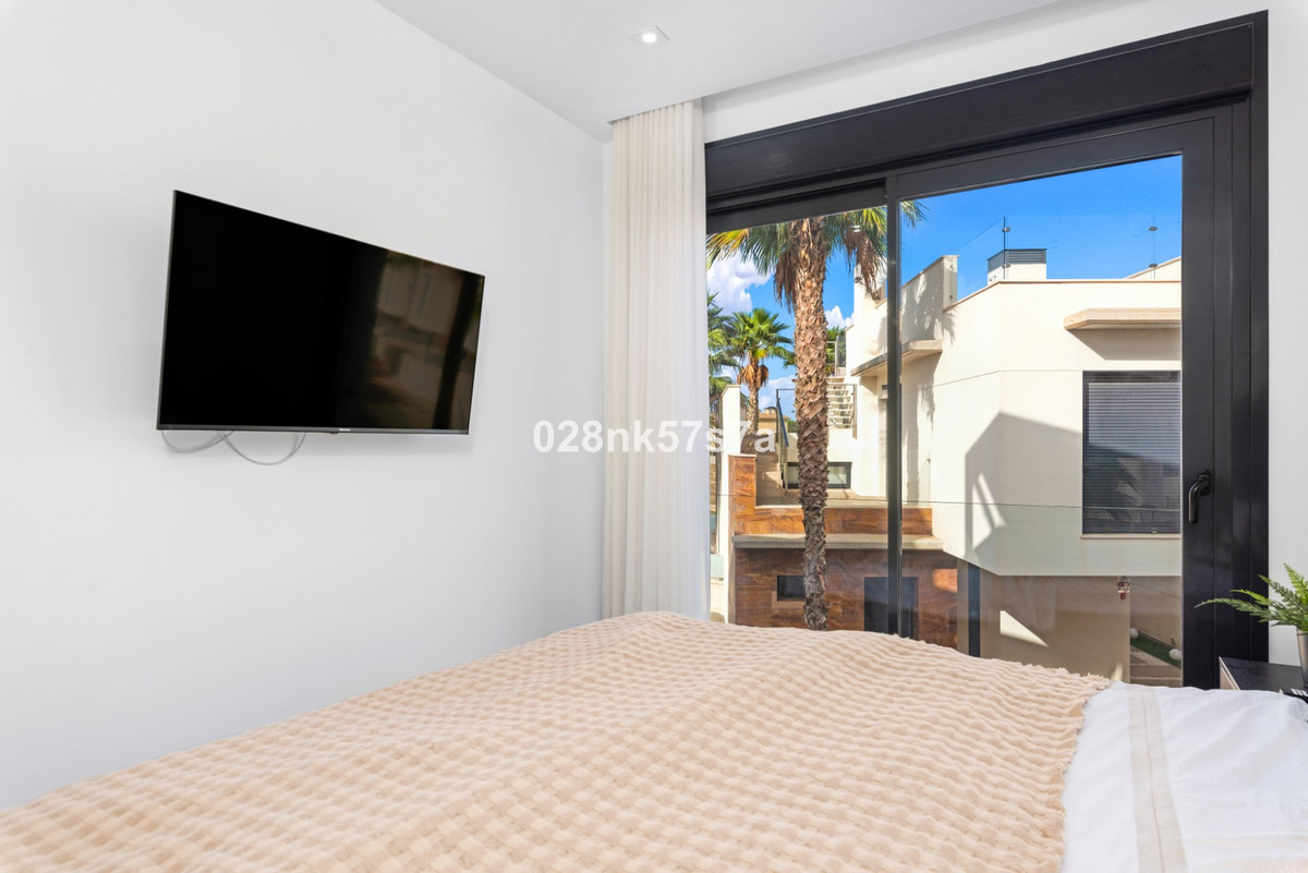 For sale - 5 Bedroom 4 Bathroom House - Detached Villa in Orihuela - Lomas de Cabo Roig  - Alicante