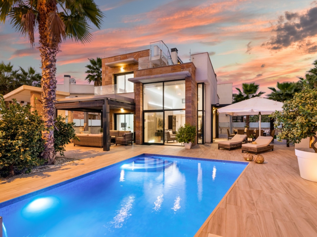 5 Bedroom 4 Bathroom House - Detached Villa in Orihuela