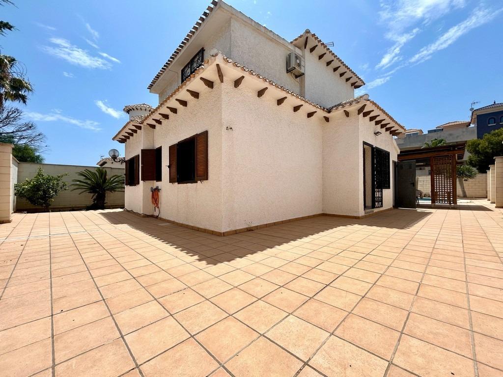For sale - 4 Bedroom 2 Bathroom Villa in La Zenia - La Zenia  - Alicante