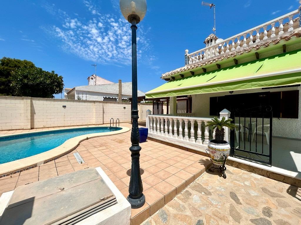 For sale - 4 Bedroom 2 Bathroom Villa in La Zenia - La Zenia  - Alicante