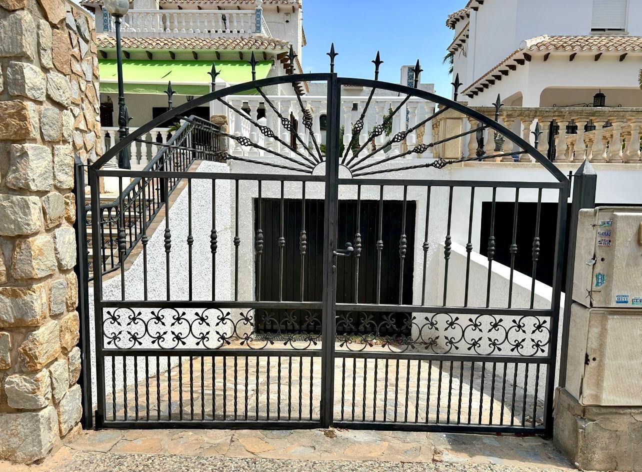 For sale - 4 Bedroom 2 Bathroom Villa in La Zenia - La Zenia  - Alicante