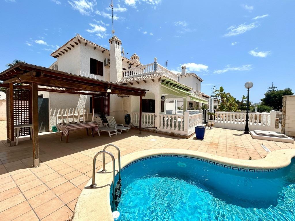 For sale - 4 Bedroom 2 Bathroom Villa in La Zenia - La Zenia  - Alicante