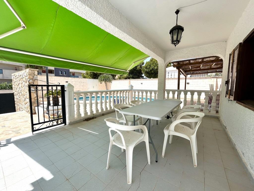 For sale - 4 Bedroom 2 Bathroom Villa in La Zenia - La Zenia  - Alicante