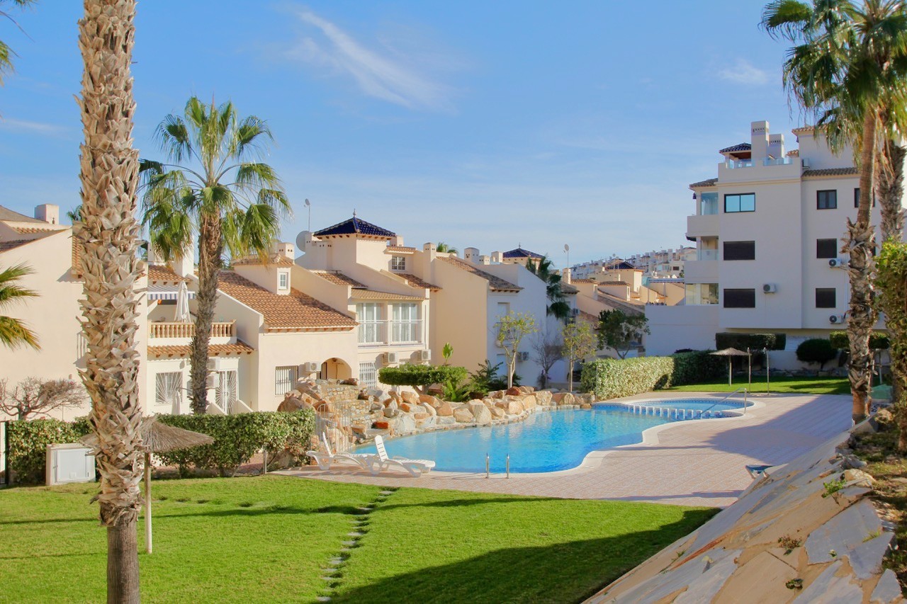 For sale - 3 Bedroom 2 Bathroom Apartment in Villamartin - Orihuela Costa  - Alicante