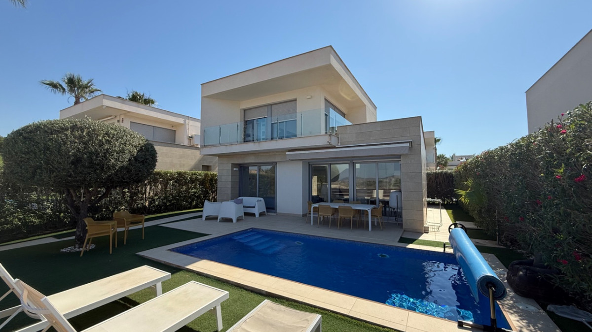 For sale - 3 Bedroom 2 Bathroom House - Detached Villa in Orihuela - Orihuela Centro  - Alicante