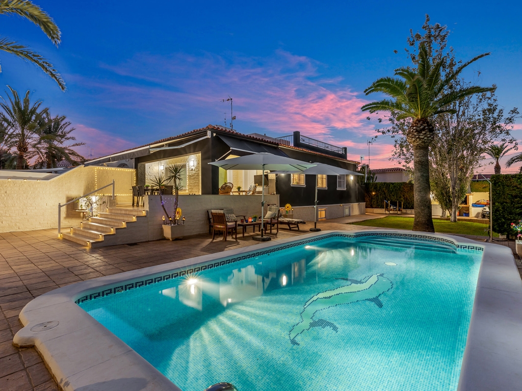 4 Bedroom 2 Bathroom Villa in Torrevieja
