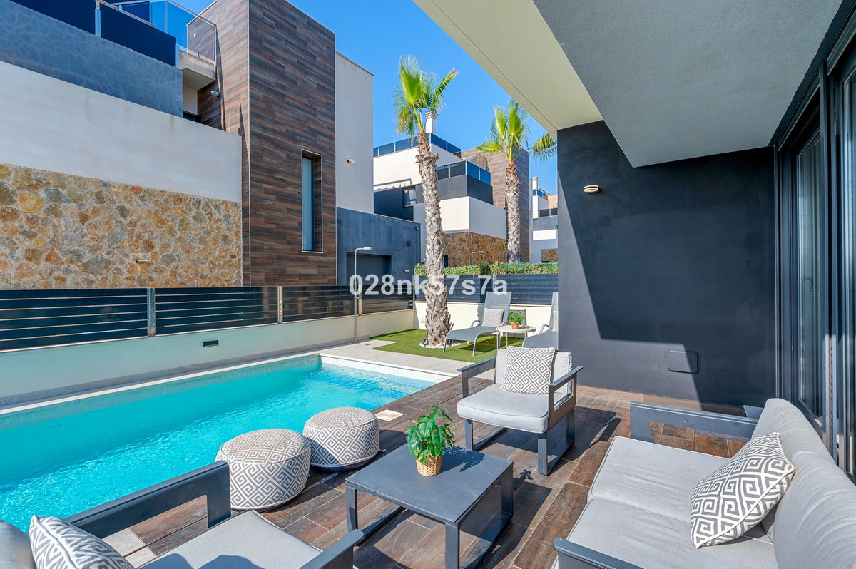 For sale - 4 Bedroom 4 Bathroom House - Detached Villa in Orihuela - Lomas de Cabo Roig  - Alicante