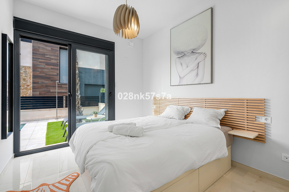 For sale - 4 Bedroom 4 Bathroom House - Detached Villa in Orihuela - Lomas de Cabo Roig  - Alicante