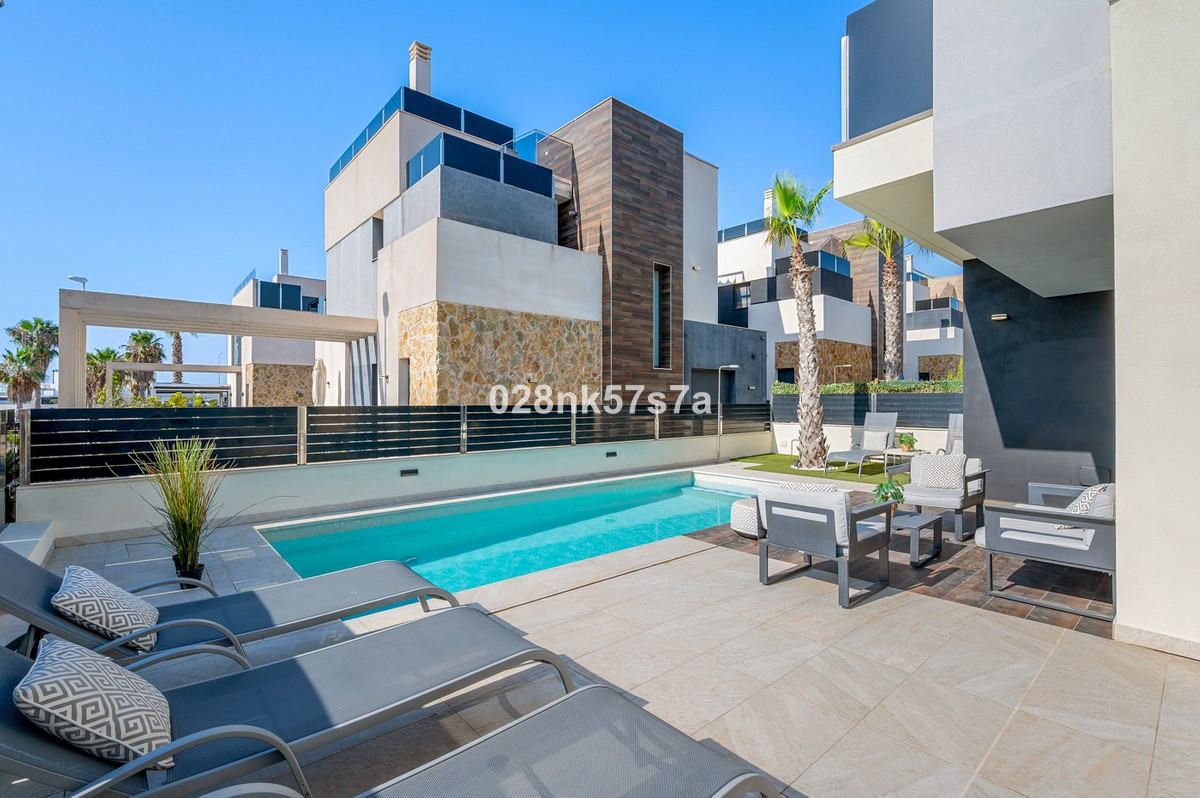 For sale - 4 Bedroom 4 Bathroom House - Detached Villa in Orihuela - Lomas de Cabo Roig  - Alicante