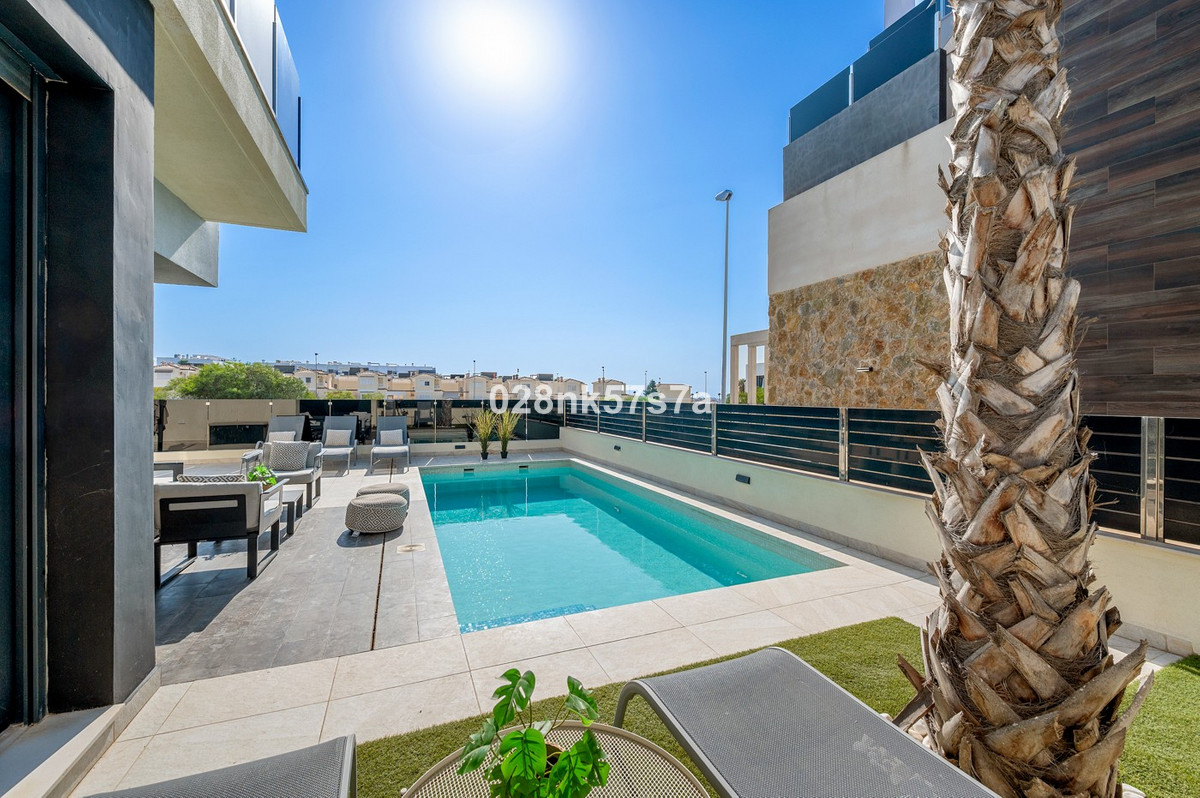 For sale - 4 Bedroom 4 Bathroom House - Detached Villa in Orihuela - Lomas de Cabo Roig  - Alicante