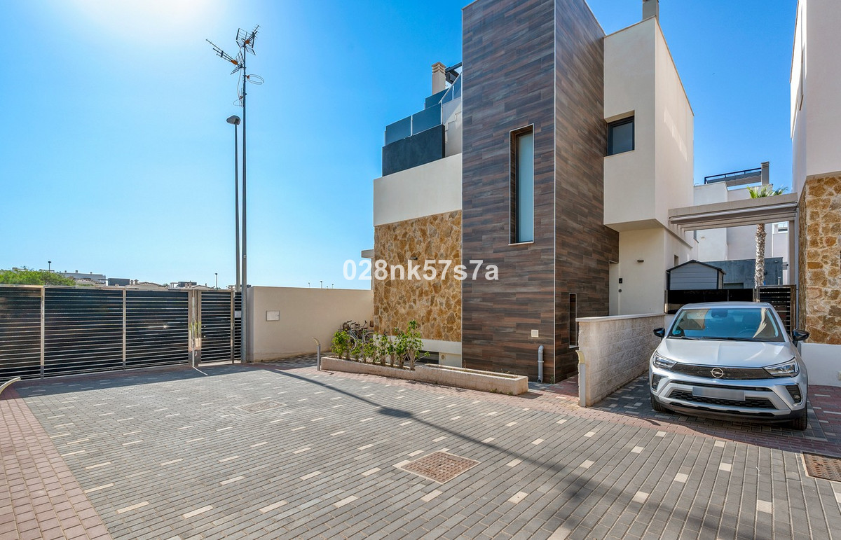 For sale - 4 Bedroom 4 Bathroom House - Detached Villa in Orihuela - Lomas de Cabo Roig  - Alicante
