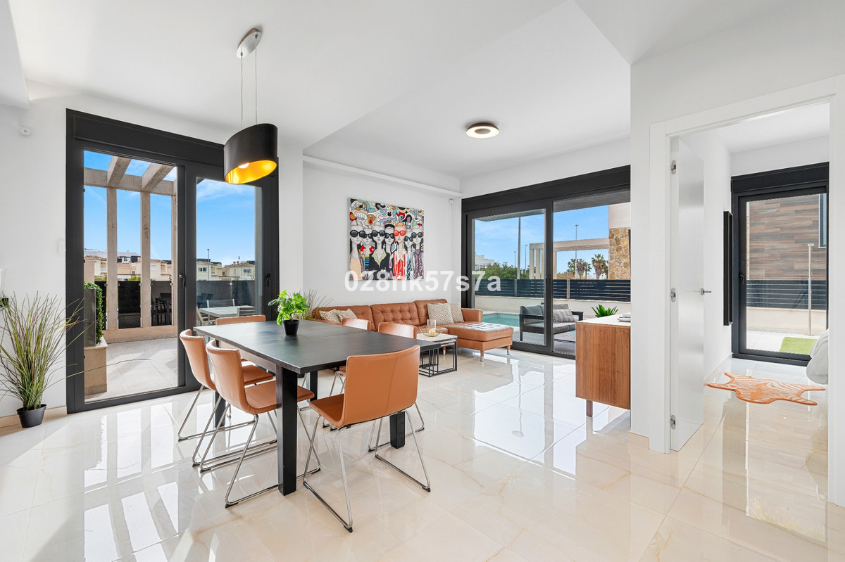 For sale - 4 Bedroom 4 Bathroom House - Detached Villa in Orihuela - Lomas de Cabo Roig  - Alicante