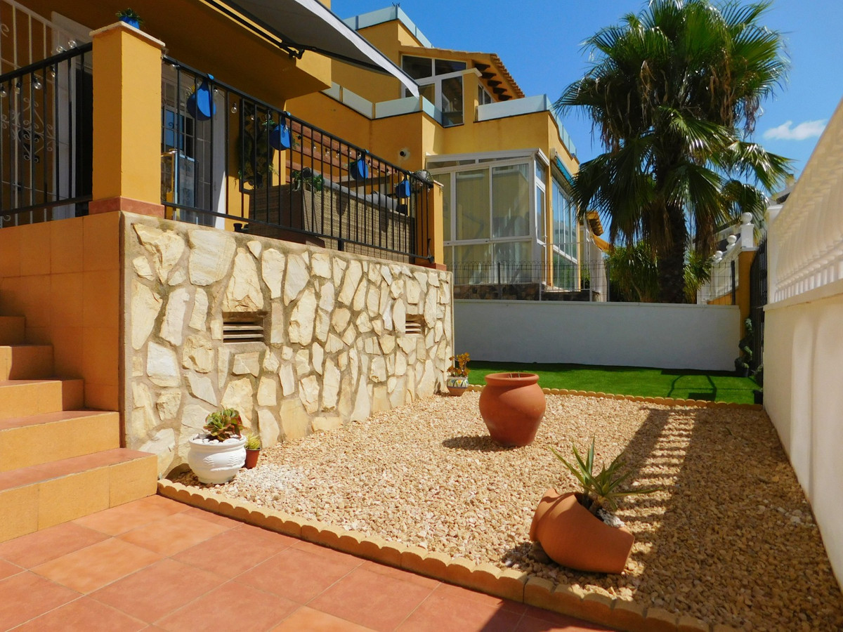 For sale - 3 Bedroom 3 Bathroom Detached Villa in Villamartin - Villamartin  - Alicante