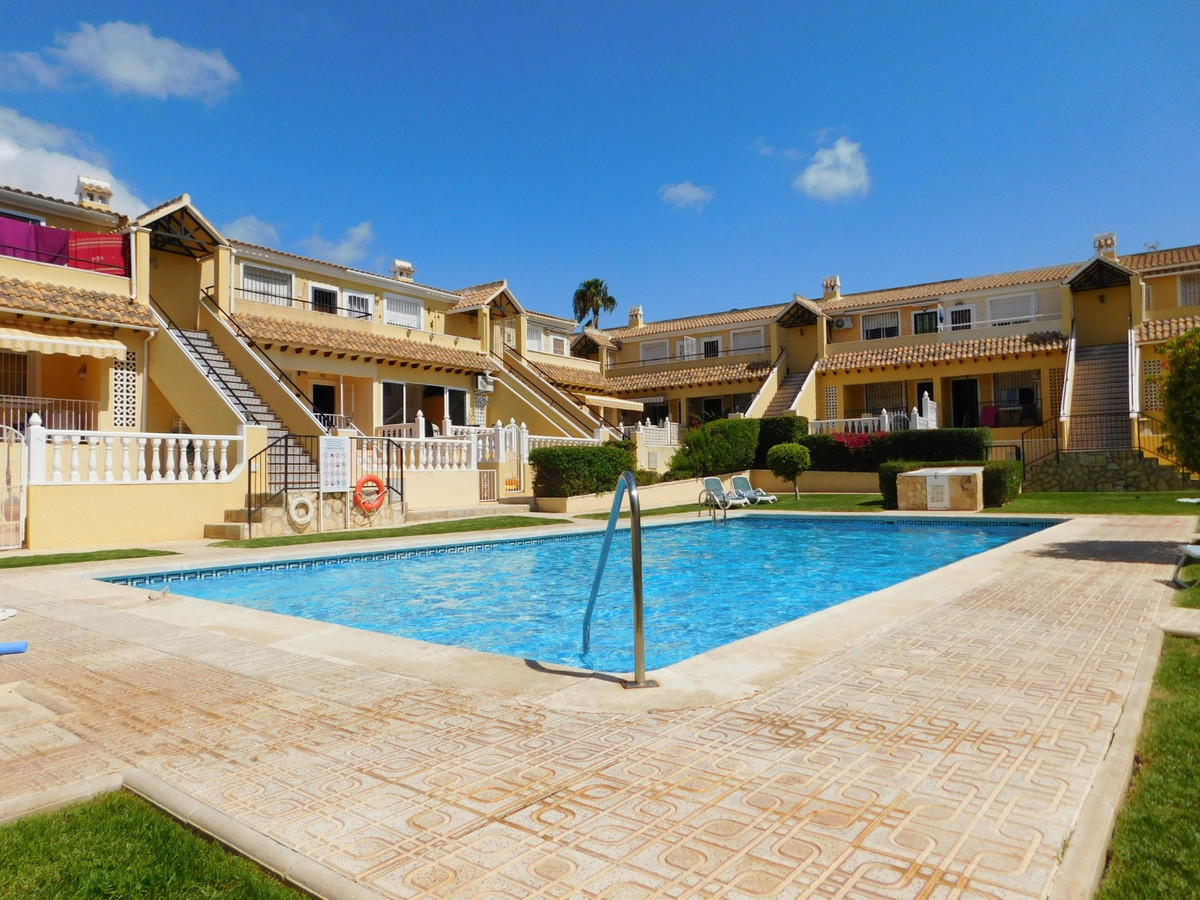 For sale - 3 Bedroom 3 Bathroom Detached Villa in Villamartin - Villamartin  - Alicante