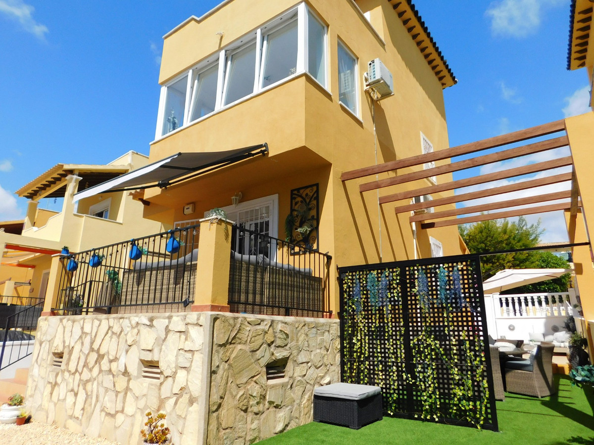 For sale - 3 Bedroom 3 Bathroom Detached Villa in Villamartin - Villamartin  - Alicante
